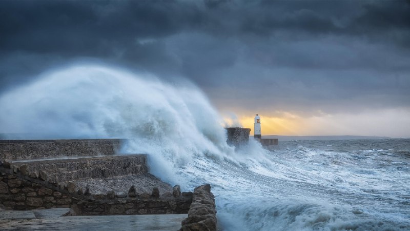 波斯考尔灯塔，南威尔士，英国 (© Leighton Collins/Alamy)source