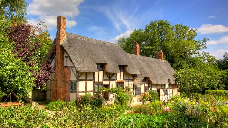 安妮·海瑟薇的小屋与花园，埃文河畔斯特拉特，英格兰 (© David Steele/Shutterstock)via Bing每日壁纸