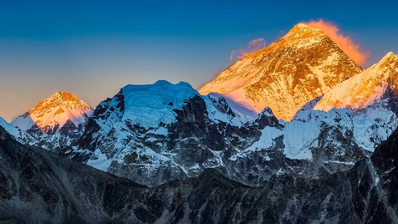 珠穆朗玛峰峰顶，萨加玛塔国家公园，尼泊尔 (© fotoVoyager/Getty Images)via Bing每日壁纸
