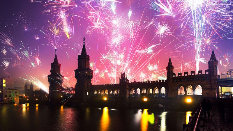 除夕夜，奥伯鲍姆桥，柏林，德国 (© spreephoto.de/Getty Images)via Bing每日壁纸