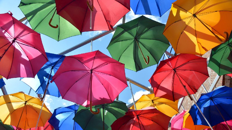 雨伞艺术装置，博罗市场，伦敦，英国 (© Malcolm P Chapman/Getty Images)source