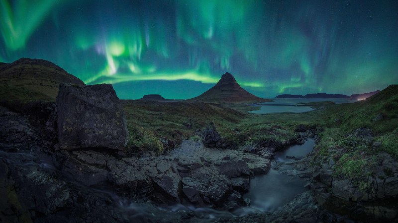 基尔丘山上空的极光，冰岛 (© Cavan Images/Alamy)via Bing每日壁纸