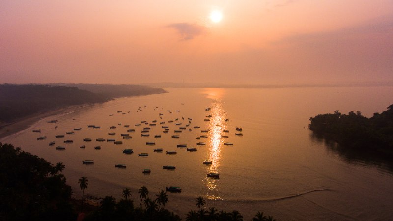 可可海滩上的渔船，果阿邦，印度 (© Abhinav Sah/Shutterstock)source