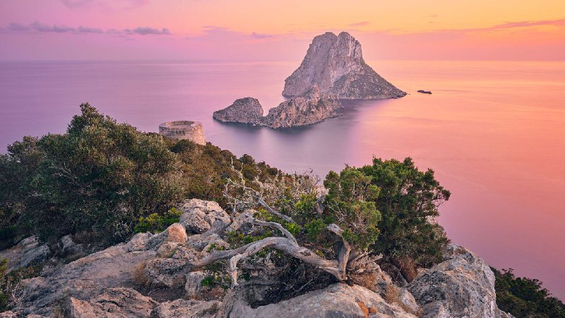埃斯韦德拉岛和埃斯韦德拉内尔岛，伊维萨岛，西班牙 (© L. Apolli/Getty Images)via Bing每日壁纸