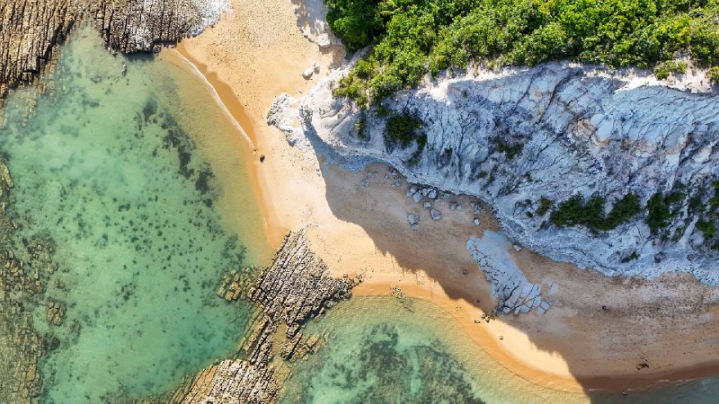 镜面海滩，塞古罗港，巴伊亚州，巴西 (© Marcelo Nacinovic/Getty Images)via Bing每日壁纸