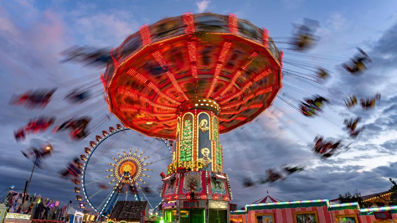 慕尼黑啤酒节上的旋转木马，慕尼黑，巴伐利亚，德国 (© LOOK-foto/Alamy)via Bing每日壁纸