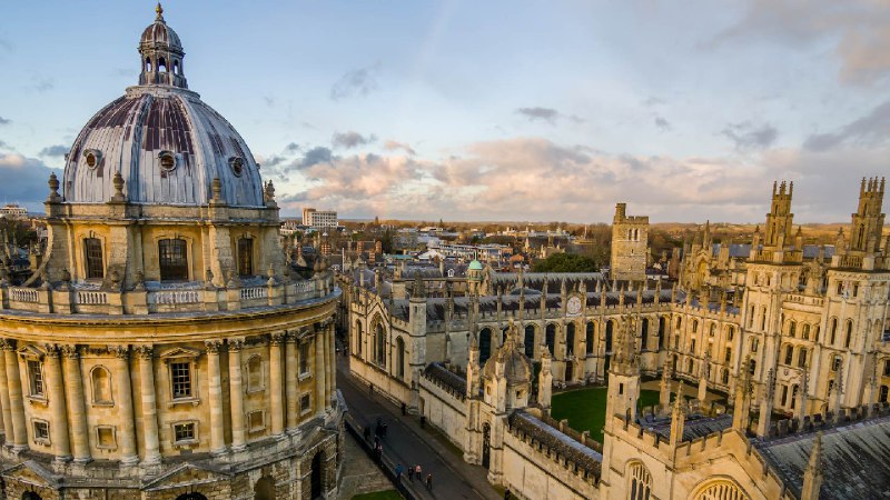 英国拉德克里夫图书馆和万灵学院，牛津大学，英格兰 (© atiger/Shutterstock)source