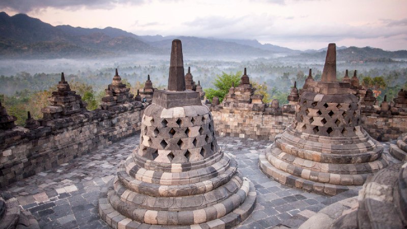 婆罗浮屠大佛寺，爪哇岛，印度尼西亚 (© Robertharding/Shutterstock)source