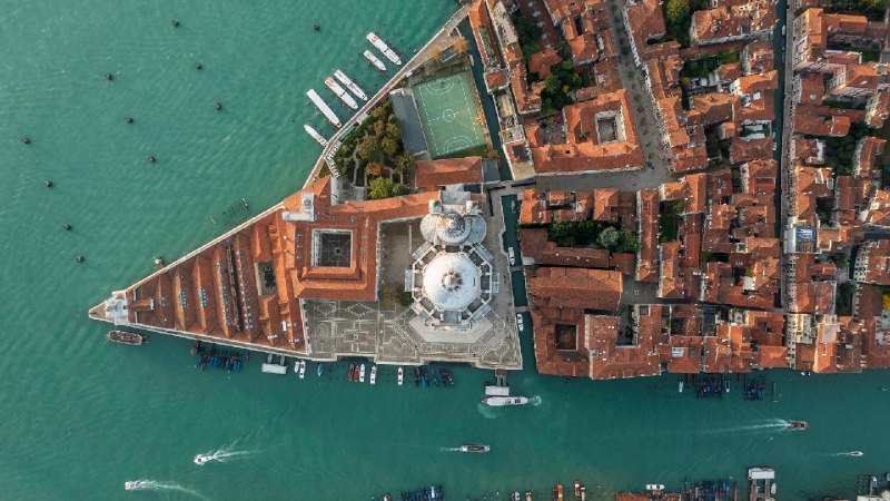 大运河和安康圣母教堂的鸟瞰图，威尼斯，意大利 (© Bachir Moukarzel/Amazing Aerial Agency)source