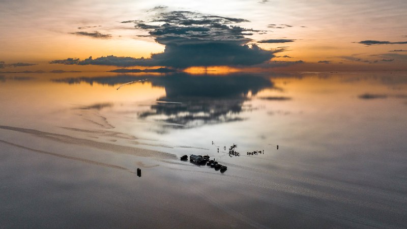 玻利维亚乌尤尼盐湖 (© Abstract Aerial Art/Getty Images)via Bing每日壁纸