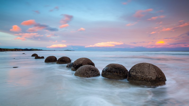 日落时的摩拉基大圆石，南岛，新西兰 (© Douglas Pearson/eStock Photo)source