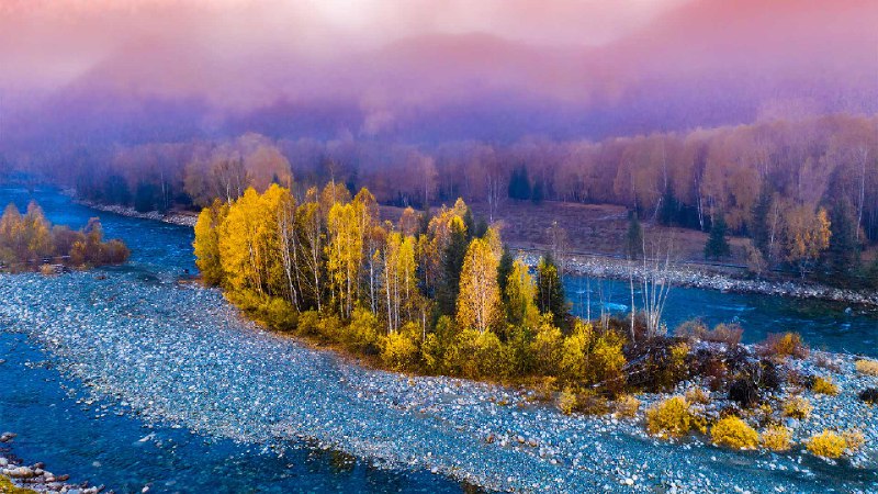禾木村的风景，新疆，中国 (© snvv18870020330/Shutterstock)source