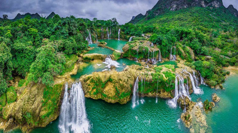 归春河上的板约-德天瀑布，中国与越南边境 (© Shane P. White/Minden Pictures)source