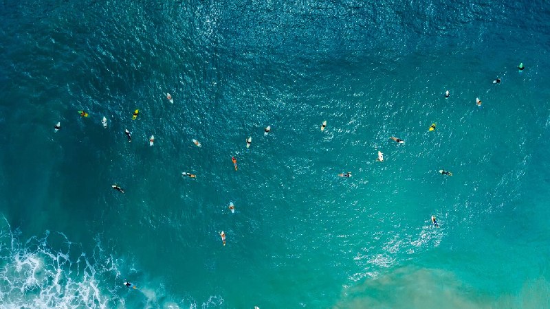 冲浪者航拍图，圣卡塔琳娜州，巴西 (© Wonderful Nature/Shutterstock)via Bing每日壁纸