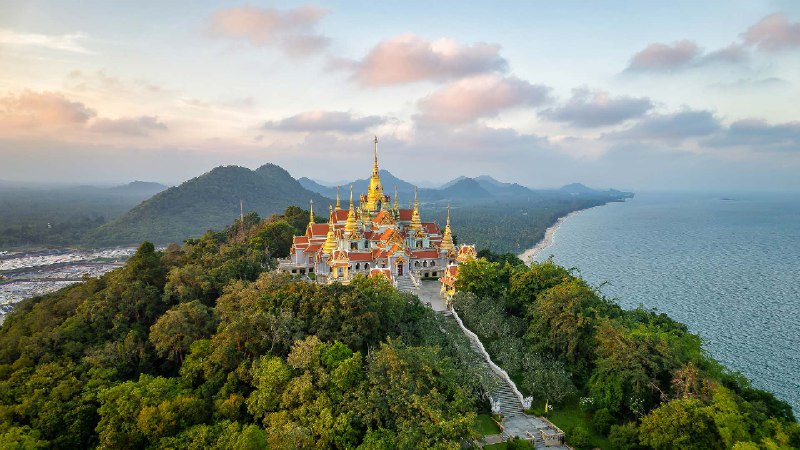 班克鲁特的唐赛寺，泰国 (© Ratnakorn Piyasirisorost/Getty Images)source