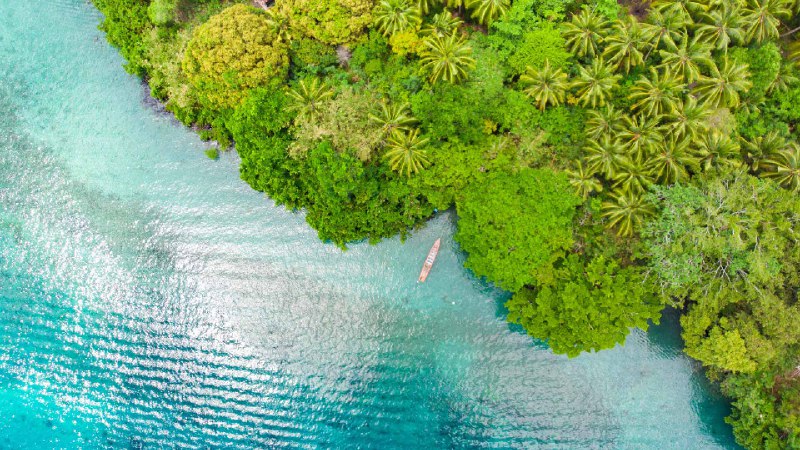 Pulau Ay蓝色泻湖, 班达群岛, 印度尼西亚 (© fabio lamanna/Alamy Stock Photo)via Bing每日壁纸