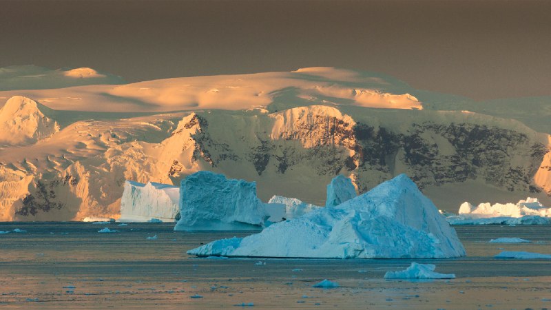 南极洲的冰山 (© Art Wolfe/DanitaDelimont.com)source