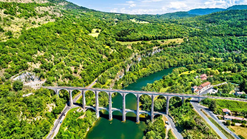 Cize-Bolozon viaduct crossing the Ain gorge, France (© Leonid Andronov/Getty Images)via Bing每日壁纸