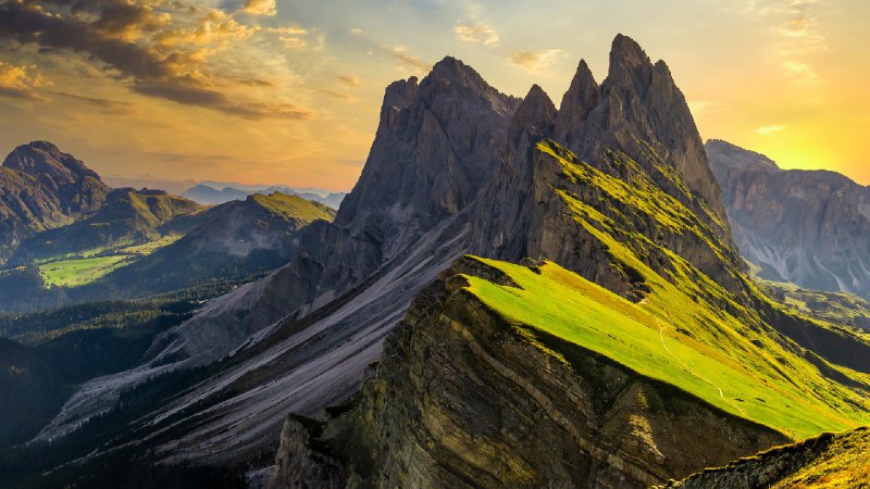 塞切达，多洛米蒂山脉的山峰，南蒂罗尔，意大利 (© Kalyakan/Adobe Stock)via Bing每日壁纸