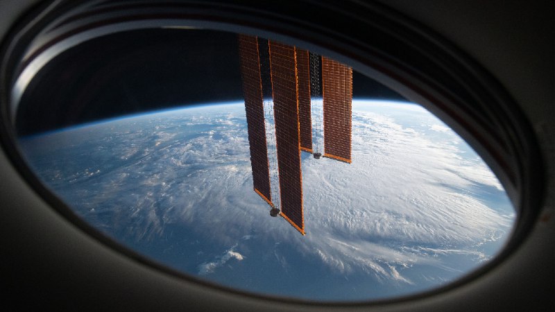 从SpaceX载人龙飞船“奋进号”视角看到的国际空间站主太阳能电池阵列 (© NASA)via Bing每日壁纸