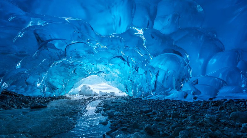 门登霍尔冰川的冰洞，阿拉斯加州，美国 (© Designpics/Adobe Stock)via Bing每日壁纸