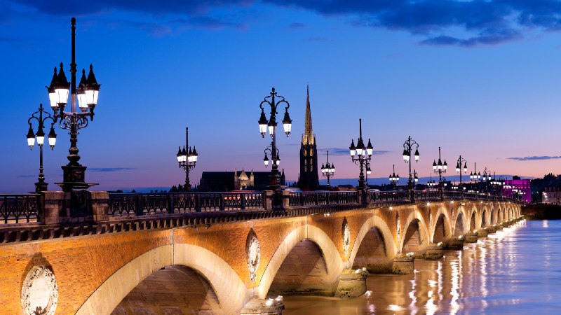 皮埃尔桥，波尔多，法国 (© SergiyN/Getty Images)source