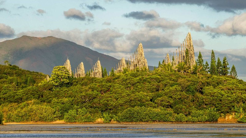 让-马里·吉巴乌文化中心，新喀里多尼亚 (© Fabien Astre/Alamy)via Bing每日壁纸
