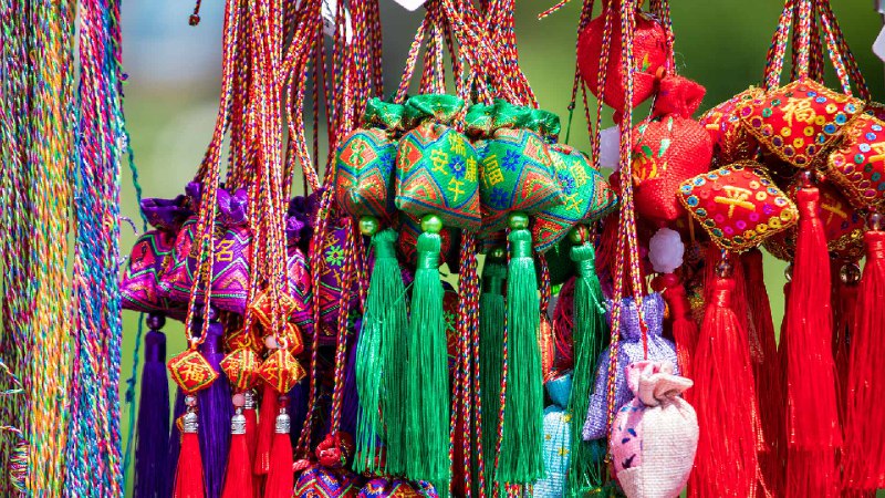 用彩色丝线串成的香囊，端午节前夕的庙会上，吉林省吉林市，中国 (© Visual China Group/Getty Images)via Bing每日壁纸