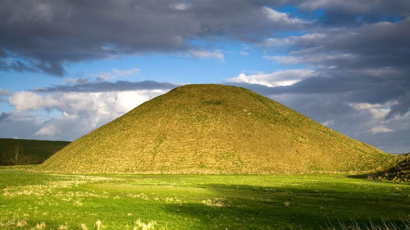 西尔布利山的新石器时代遗址，蒂尔斯黑德，威尔特郡，英国 (© dbstockphotoa/Getty Images)via Bing每日壁纸