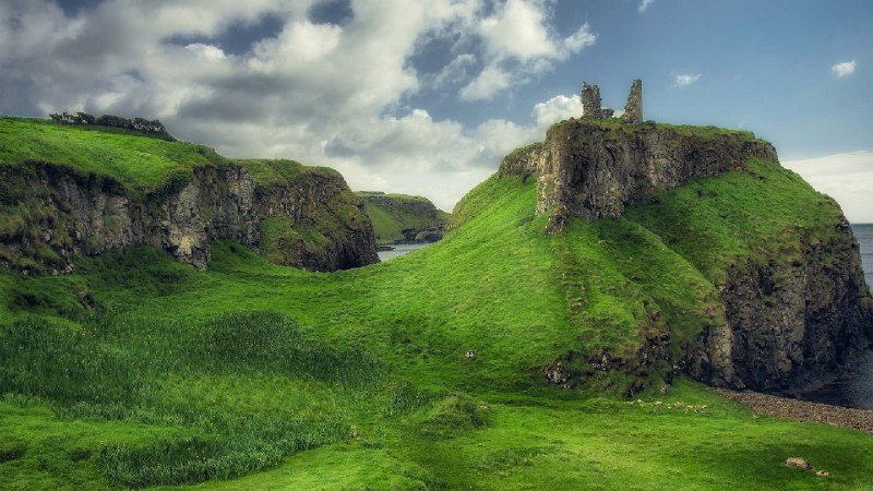 邓塞弗里克城堡遗址, 安特里姆郡, 北爱尔兰 (© Krzysztof Rogalski/Getty Images)via Bing每日壁纸