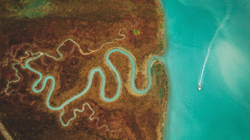 威尼斯潟湖中的三角洲, 意大利 (© Dimitri Weber/Amazing Aerial Agency)via Bing每日壁纸