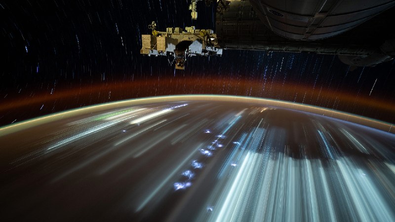 城市灯光在下方划过, 拍摄于国际空间站 (© NASA)via Bing每日壁纸