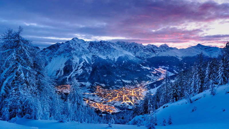 博尔米奥的雪景，伦巴第大区，意大利 (© Roberto Moiola/Getty Images)via Bing每日壁纸