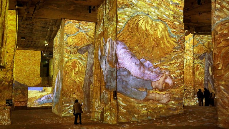 光之采石场的文森特·梵高展览, 莱博德普罗旺斯, 法国 (© Patrick Aventurier/Getty Images)via Bing每日壁纸