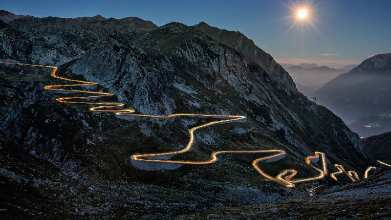 特雷莫拉公路在圣哥达山口，艾罗洛，瑞士 (© Sandro Bisaro/Getty Images)via Bing每日壁纸