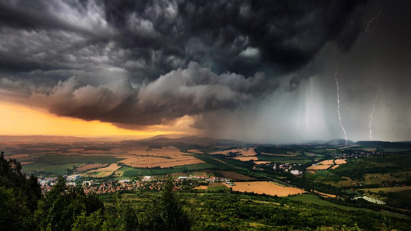 平原上空的雷暴，保加利亚 (© Revolu7ion93/Getty Images)via Bing每日壁纸