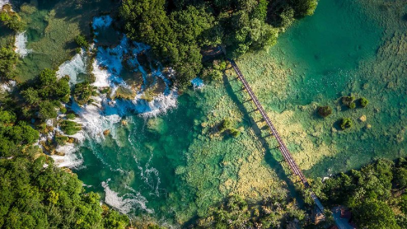 克尔卡国家公园的斯克拉丁斯基布克瀑布, 克罗地亚 (© Amazing Aerial Agency/Adobe Stock)via Bing每日壁纸