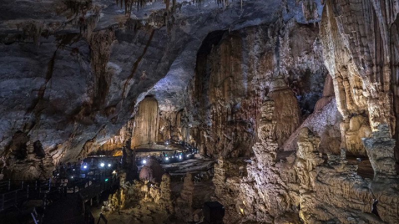 天堂洞, 峰牙-格邦国家公园, 越南 (© Pakawat Thongcharoen/Getty Images)via Bing每日壁纸