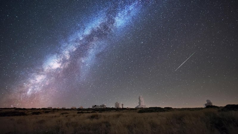 泰德天文台上空的英仙座流星，加那利群岛，西班牙 (© Westend61/Getty Images)via Bing每日壁纸