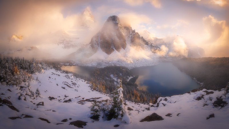 日落时分风暴渐渐消散，阿西尼博因山省立公园，加拿大 (© Jeff Lewis/TANDEM Stills + Motion)source
