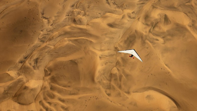 一架超轻型飞机飞越纳米比亚沙漠 (© Burt Johnson/Alamy Stock Photo)source