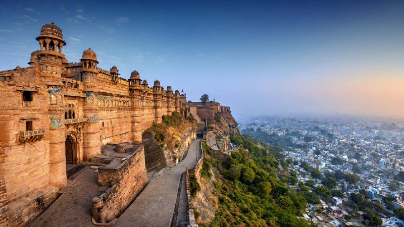 瓜廖尔堡, ‌中央邦, 印度 (© ImagesofIndia/Shutterstock)via Bing每日壁纸