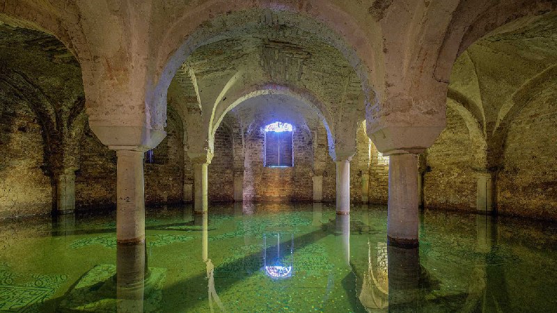 被水淹没的地下室，圣弗朗西斯大教堂，拉文纳，意大利 (© Andrea Pucci/Getty Images)source