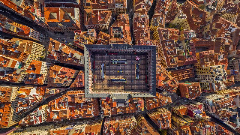 马约尔广场鸟瞰图, 马德里, 西班牙 (© AirPano LLC/Amazing Aerial Agency)via Bing每日壁纸