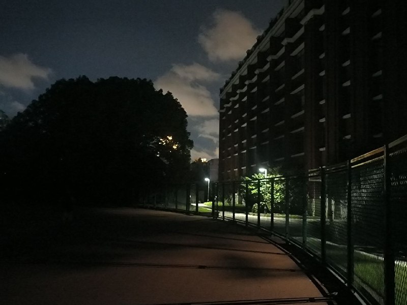 好久没在操场走了 今天晚上来走一走挺好好久没在操场走了 今天晚上来走一走挺好